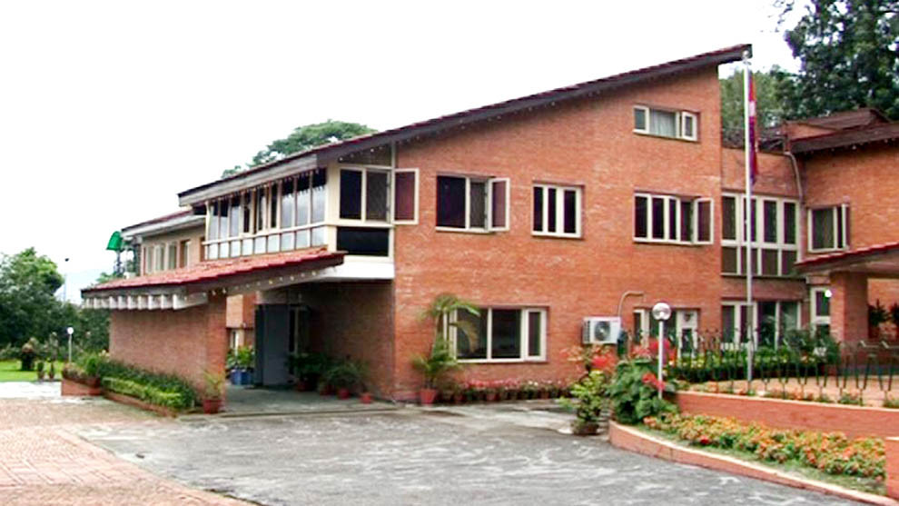 प्रधानमन्त्री निवासमा आफ्नो टपलेस तस्बिरबारे यसो मारिन मारिनले Maahi Khabar