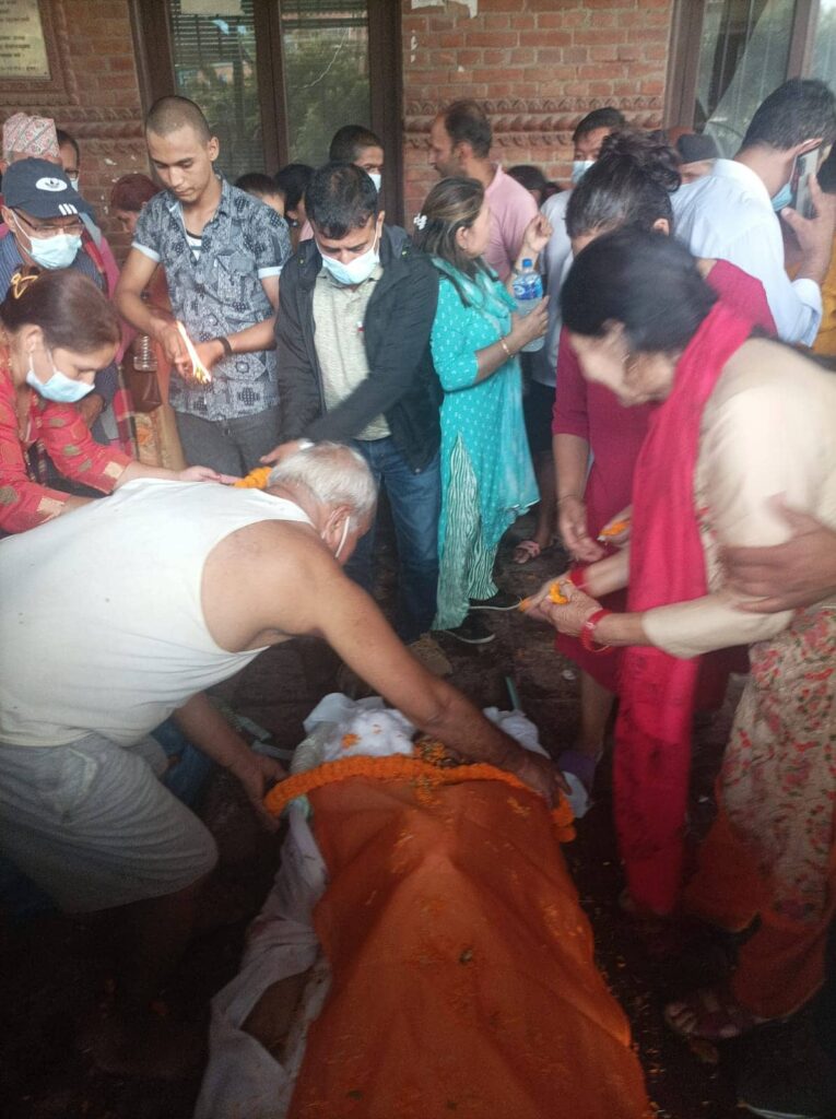 बुबाको हात बाट ढकालको अन्तिम श्रद्धाञ्जली