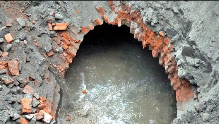 टुकुचामाथि निरन्तर डोजर : पहिलो चरणमा ७ ठूला भवन भत्काइँदै