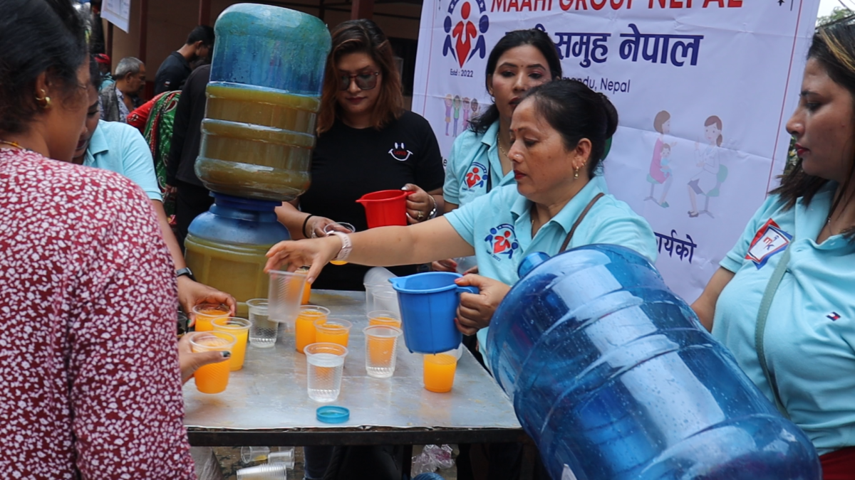 माही समुह नेपालले वितरण गर्याे पानी र जुस